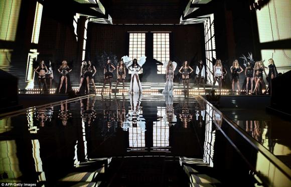 Victoria's Secret Fashion Show 2014, Adriana Lima, Alessandra Ambrosio, thiên thần nội y