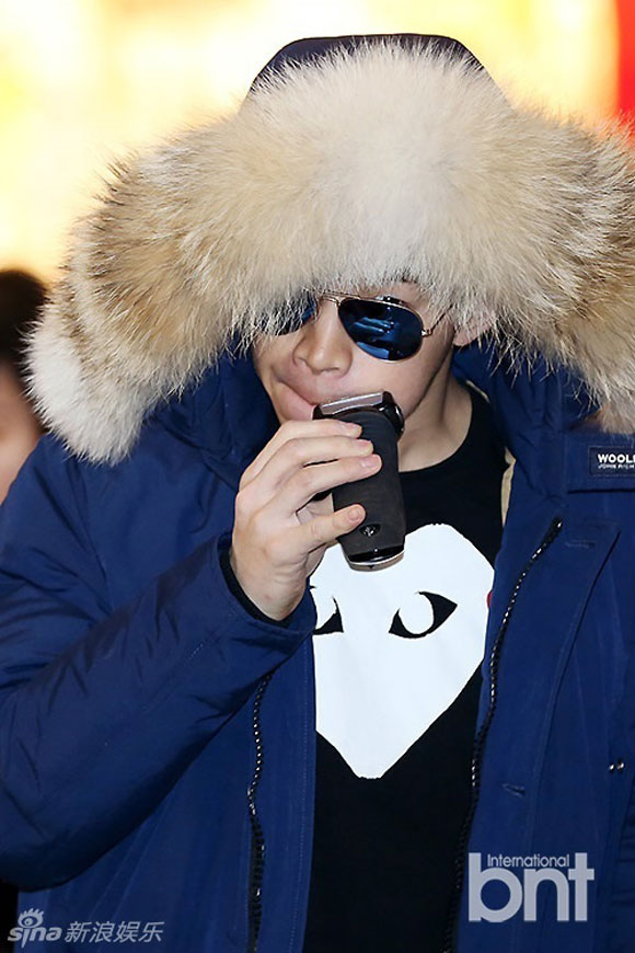 Super Junior,sao Kpop,thời trang sân bay sao Hàn,Henry Suju M cạo râu