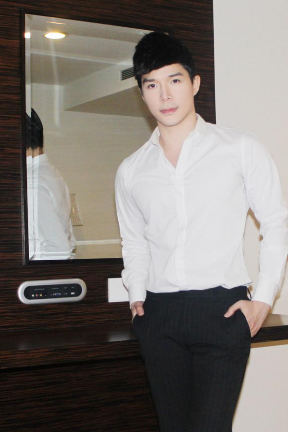 sao Việt, Nathan Lee, Nathan Lee đeo nhẫn kim cương, Nathan Lee hát tiếng Anh, Nathan Lee đốn ti khán giả Hàn