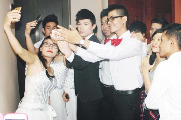 sao Việt, Nathan Lee, Nathan Lee đeo nhẫn kim cương, Nathan Lee hát tiếng Anh, Nathan Lee đốn ti khán giả Hàn
