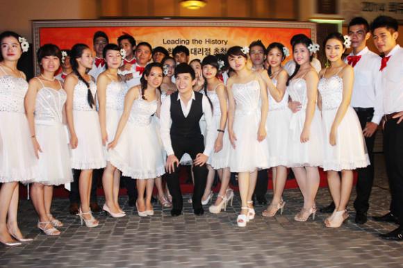 sao Việt, Nathan Lee, Nathan Lee đeo nhẫn kim cương, Nathan Lee hát tiếng Anh, Nathan Lee đốn ti khán giả Hàn