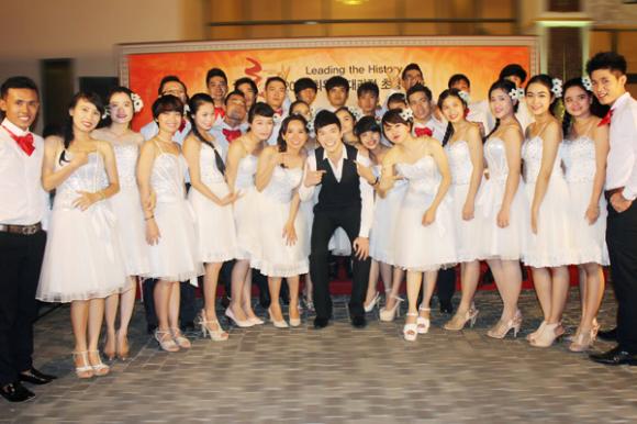 sao Việt, Nathan Lee, Nathan Lee đeo nhẫn kim cương, Nathan Lee hát tiếng Anh, Nathan Lee đốn ti khán giả Hàn