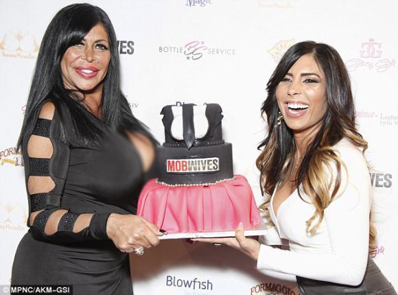 Sao truyền hình Mỹ, Angela Raiola, Big Ang, dao kéo quá đà