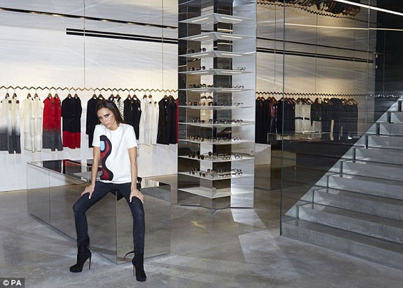 Victoria Beckham,Vic trang trí Giáng sinh,cửa hàng thời trang của Vic,Vic trang trí cây thông lộn ngược