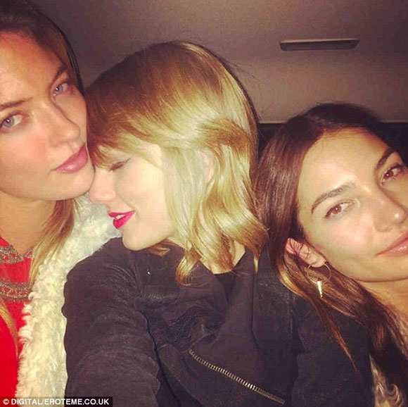 Taylor Swift,Karlie Kloss,Taylor Swift và Karlie Kloss hôn nhau,Taylor Swift phủ nhận đồng tính