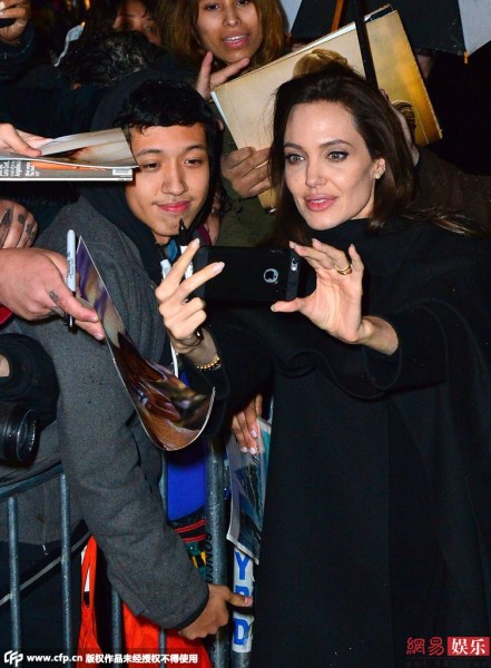 Angelina Jolie, Angelina Jolie chụp hình cùng fans,Đám cưới Brad Pitt và Angelina Jolie,stylist của Angelina Jolie,quá khứ của Angelina Jolie,phim của Angelina Jolie,hình xăm của Angelina Jolie,nhẫn c