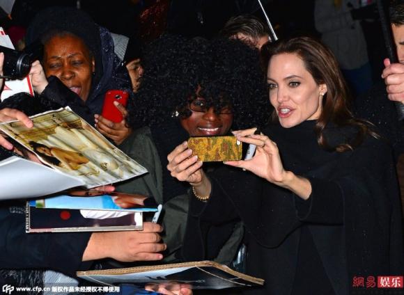 Angelina Jolie, Angelina Jolie chụp hình cùng fans,Đám cưới Brad Pitt và Angelina Jolie,stylist của Angelina Jolie,quá khứ của Angelina Jolie,phim của Angelina Jolie,hình xăm của Angelina Jolie,nhẫn c