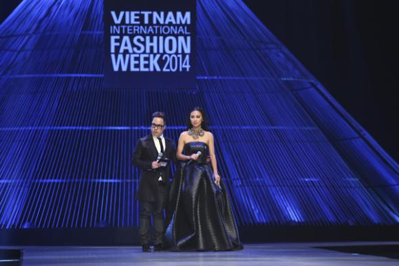 sao Việt, Huyền Ny, tình cũ Đan Trường, Huyền Ny gây sốc tên thảm đỏ thời trang