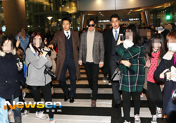 Lee Min Ho,Lee Min Ho diện vest,Lee Min Ho đầu bổ luống,Lee Min Ho tại sân bay