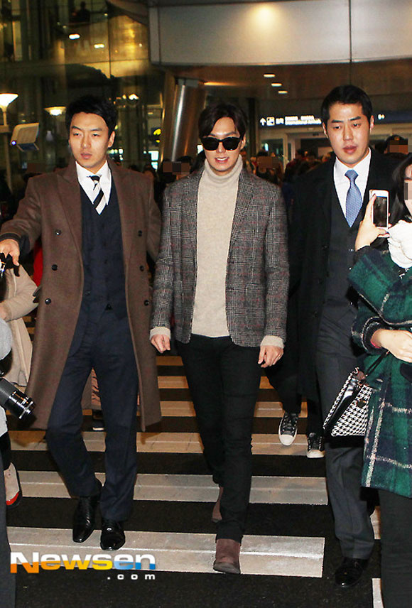 Lee Min Ho,Lee Min Ho diện vest,Lee Min Ho đầu bổ luống,Lee Min Ho tại sân bay