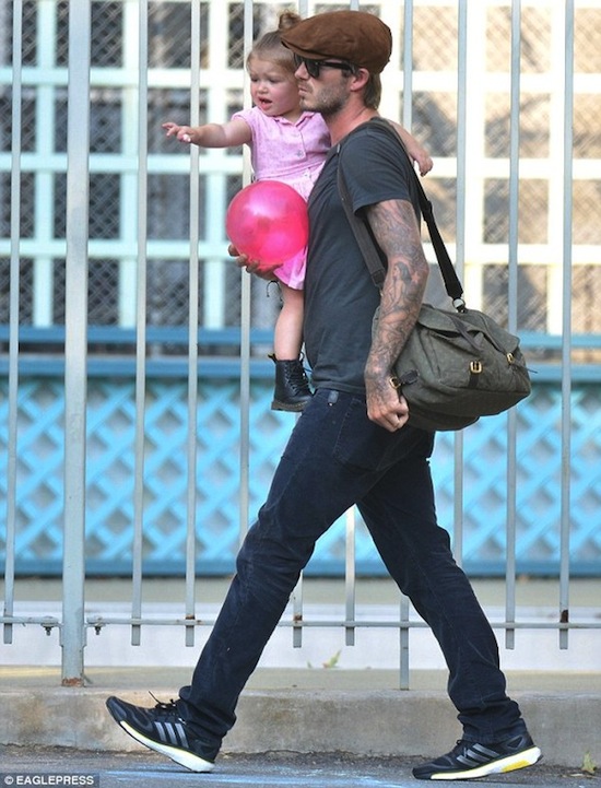 Harper Beckham, David Beckham, Victoria Beckham, Harper được bố mẹ cho đi chơi, Harper đi ăn cùng bố, Harper đi mua sắm cùng mẹ 