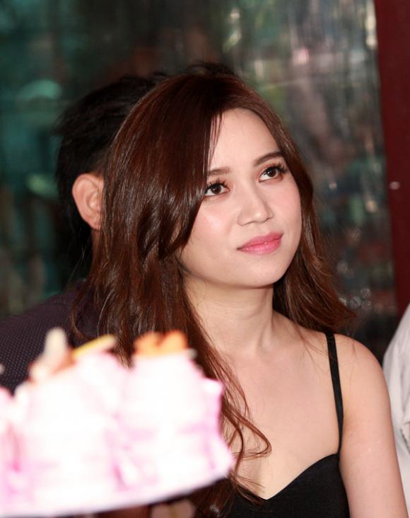 sao Việt, Sĩ Thanh, Sĩ Thanh bật khóc trong tiệc sinh nhật, Sĩ Thanh bị ném đá