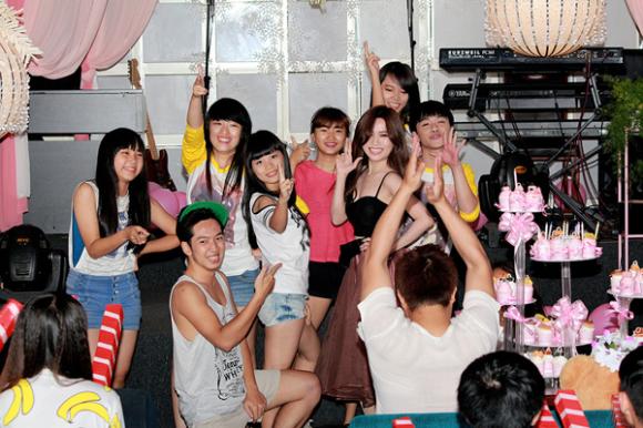 sao Việt, Sĩ Thanh, Sĩ Thanh bật khóc trong tiệc sinh nhật, Sĩ Thanh bị ném đá