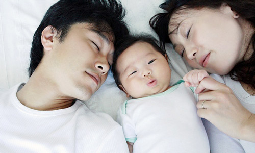 Ngủ chung,bé ngủ chung,lợi ích bé ngủ chung bố mẹ