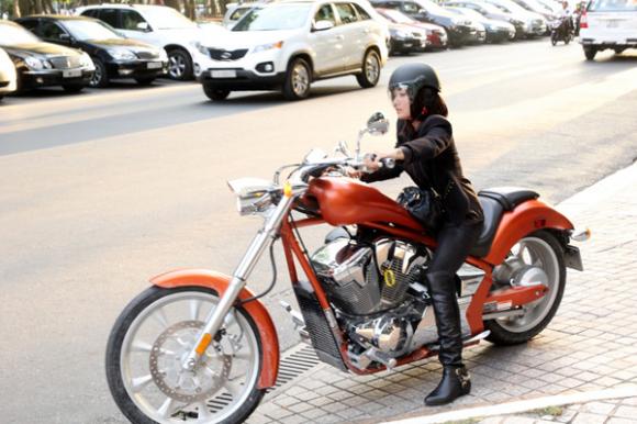 sao Việt, bông hồng lai, Tinna Tình, tình cũ đạo diễn Charlie Nguyễn, Tinna Tình khoe xe mô tô giá hơn 600 triệu, Tinna Tình cực ngầu khi chạy xe mô tô giữa phố
