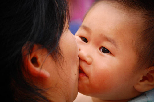 Chăm sóc trẻ, Kỹ năng làm mẹ, Hôn môi trẻ