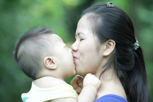 Chăm sóc trẻ, Kỹ năng làm mẹ, Hôn môi trẻ
