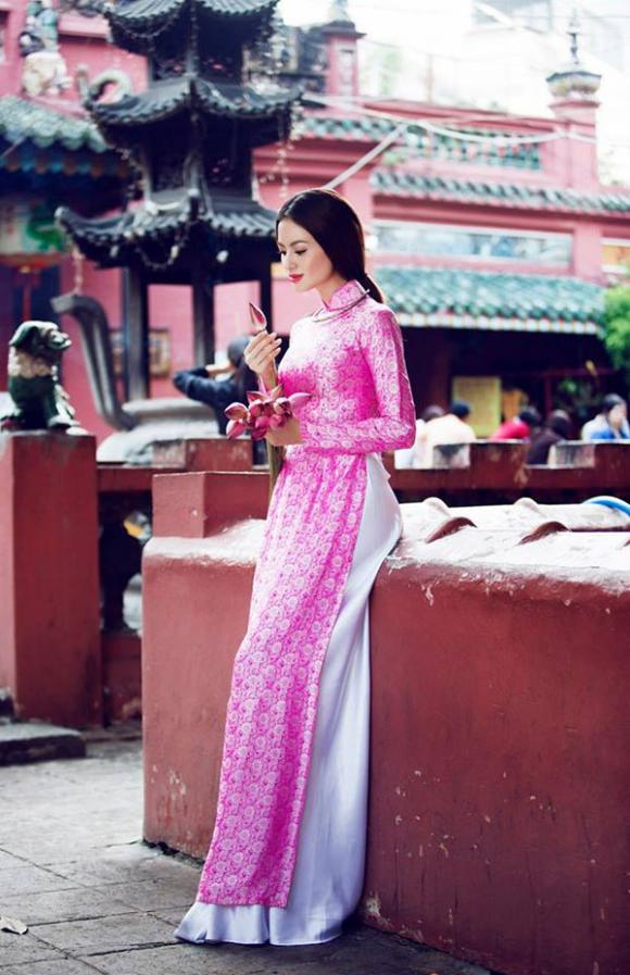 
người mẫu Như Vân, Như Vân duyên dáng với áo dài, Như Vân đóng phim 
