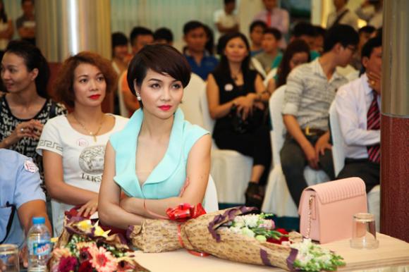 sao Việt, Mai Thu Huyền, Mai Thu Huyền diện váy xanh hở eo, Mai Thu Huyền làm giám khảo, Hoa khôi doanh nhân 2014