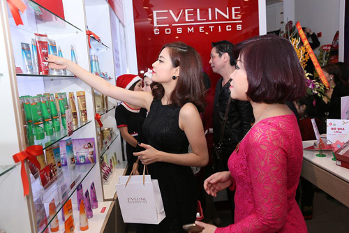Hoàng Thuỳ Linh, Showroom Eveline Việt Nam, Học viện trang điểm DMA