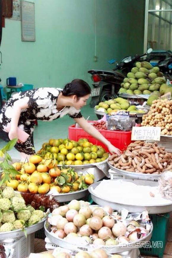 Lý Nhã Kỳ giản dị ở đời thường, Lý Nhã Kỳ xinh tươi đi chợ, Lý Nhã Kỳ hàng hiệu
