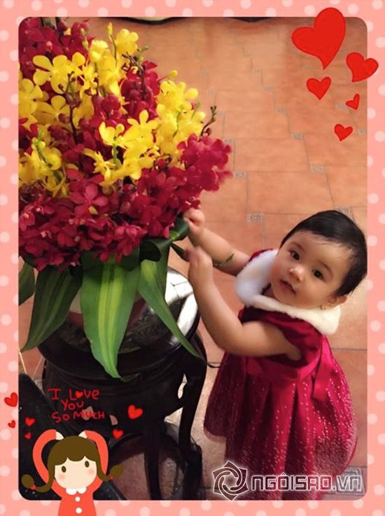 Jennifer Phạm, con gái Jennifer Phạm, bé Na, bé Na con Jenni, con gái Jenni đọ sắc bên hoa