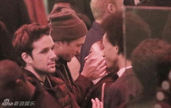 Robert Pattinson hôn bạn gái, Robert Pattinson và bạn gái mới FKA Twigs, sao Hollywood
