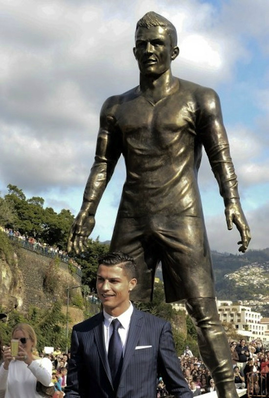 Cristiano Ronaldo, Ronaldo được dựng tượng, tượng Ronaldo ở quê nhà