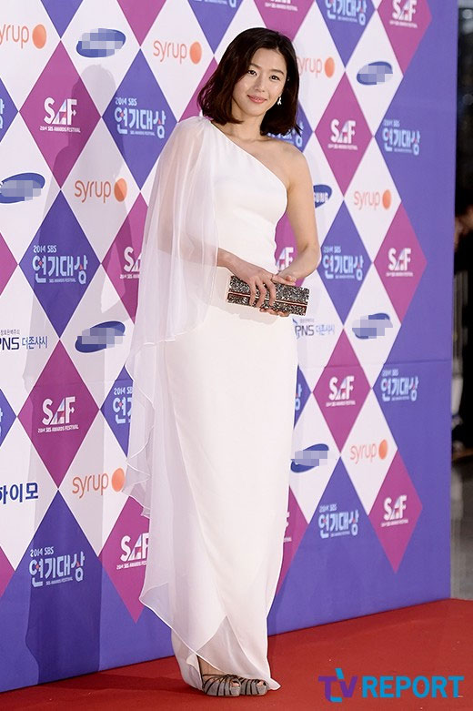 Jun Ji Hyun,SBS Drama Awards 2014,Jun Ji Hyun khoe dáng ngọc,Jun Ji Hyun mặc váy trắng,Jun Ji Hyun trên thảm đỏ