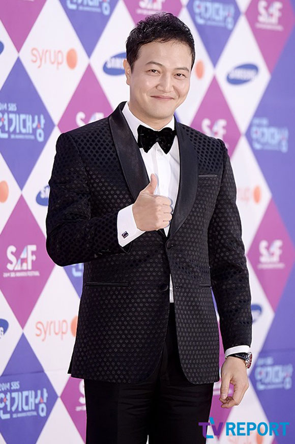 Jun Ji Hyun,SBS Drama Awards 2014,Jun Ji Hyun khoe dáng ngọc,Jun Ji Hyun mặc váy trắng,Jun Ji Hyun trên thảm đỏ