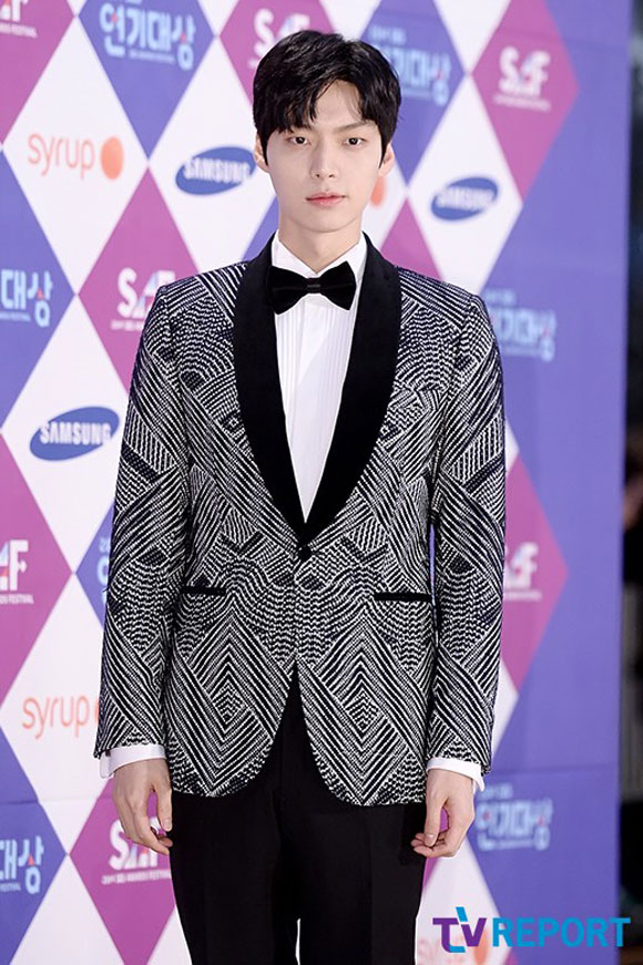 Jun Ji Hyun,SBS Drama Awards 2014,Jun Ji Hyun khoe dáng ngọc,Jun Ji Hyun mặc váy trắng,Jun Ji Hyun trên thảm đỏ