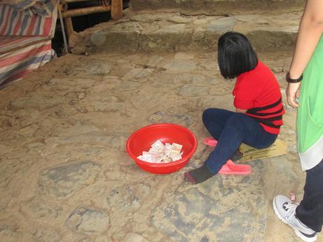 Hình ảnh phản cảm ở đền chùa,ăn xin,trờ cờ bạc,vứt rác bừa bãi tại đền chùa