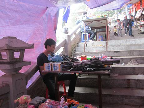 Hình ảnh phản cảm ở đền chùa,ăn xin,trờ cờ bạc,vứt rác bừa bãi tại đền chùa
