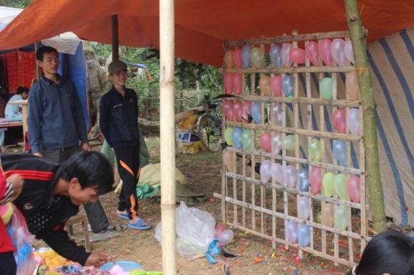Hình ảnh phản cảm ở đền chùa,ăn xin,trờ cờ bạc,vứt rác bừa bãi tại đền chùa