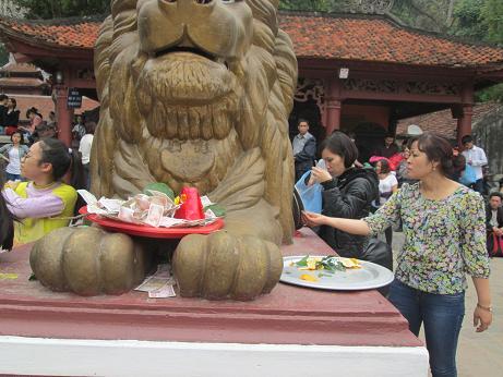 Hình ảnh phản cảm ở đền chùa,ăn xin,trờ cờ bạc,vứt rác bừa bãi tại đền chùa