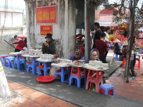 Hình ảnh phản cảm ở đền chùa,ăn xin,trờ cờ bạc,vứt rác bừa bãi tại đền chùa