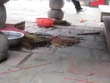 Hình ảnh phản cảm ở đền chùa,ăn xin,trờ cờ bạc,vứt rác bừa bãi tại đền chùa