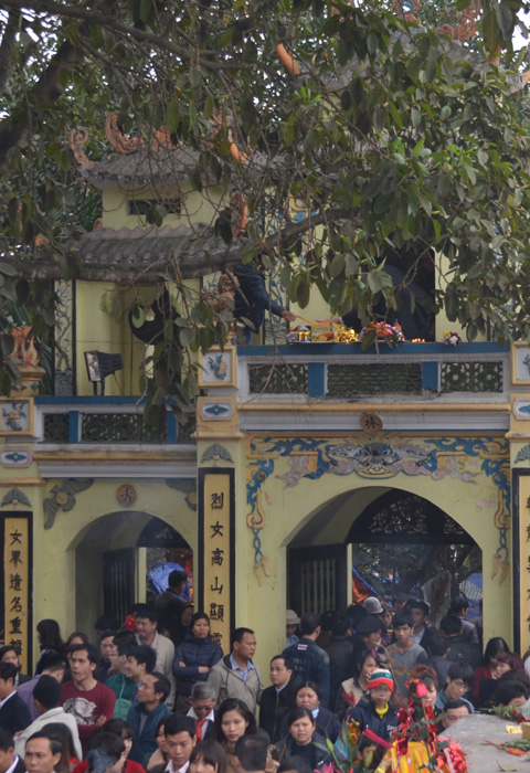 Hình ảnh phản cảm ở đền chùa,ăn xin,trờ cờ bạc,vứt rác bừa bãi tại đền chùa