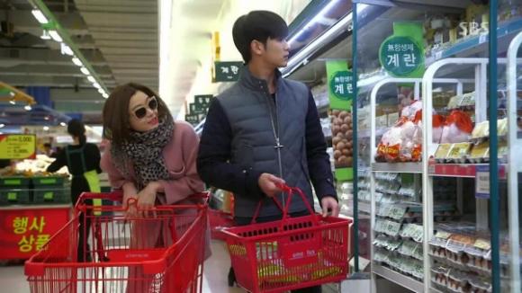 Những khoảng khắc lãng mạn của cặp đôi trong phim Hàn