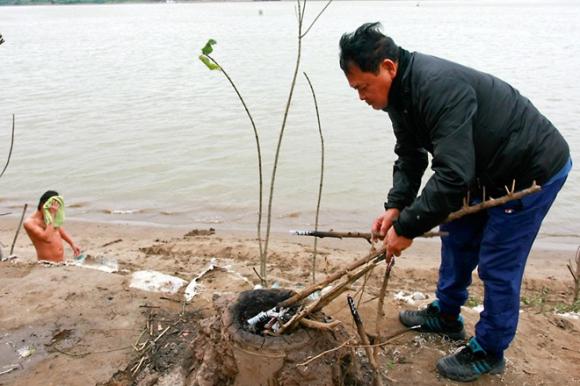 Bãi sông Hồng,Tắm tiên trong giá rét,Tắm giữa bãi sông hồng