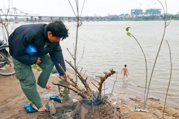 Bãi sông Hồng,Tắm tiên trong giá rét,Tắm giữa bãi sông hồng