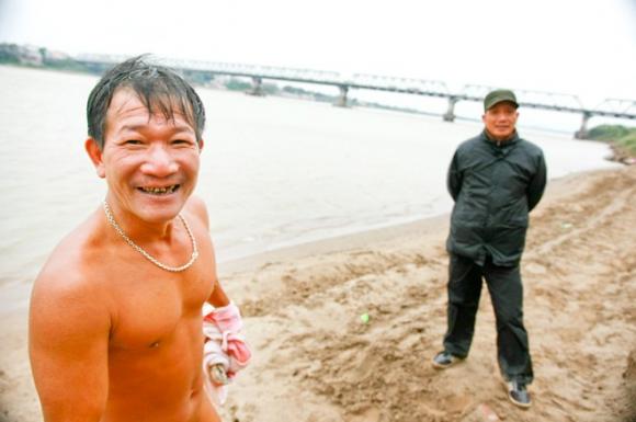Bãi sông Hồng,Tắm tiên trong giá rét,Tắm giữa bãi sông hồng