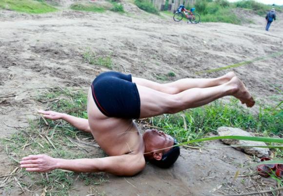 Bãi sông Hồng,Tắm tiên trong giá rét,Tắm giữa bãi sông hồng
