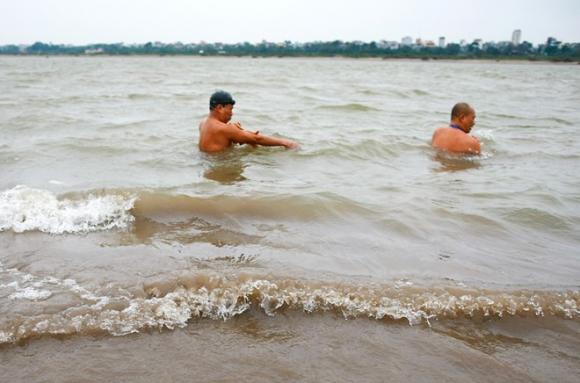 Bãi sông Hồng,Tắm tiên trong giá rét,Tắm giữa bãi sông hồng