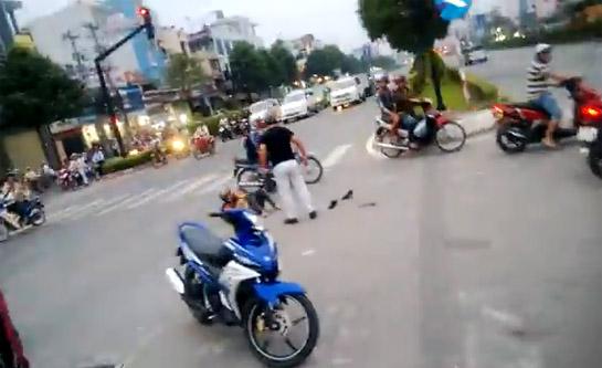 Những vụ đánh người trắng trợn giưa đường