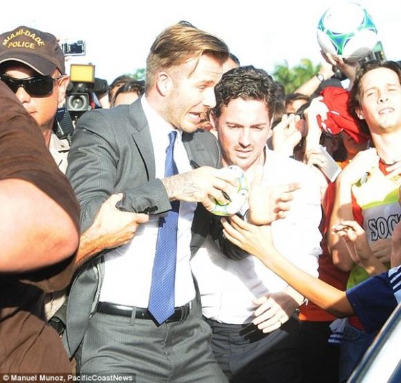 David Beckham,sao bóng đá hàng đầu thế giới,David Beckham bị fan vây kín