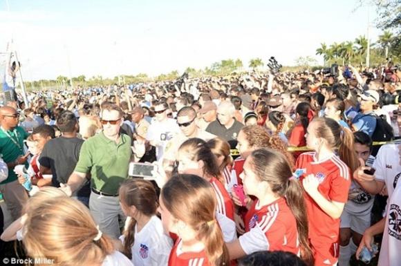 David Beckham,sao bóng đá hàng đầu thế giới,David Beckham bị fan vây kín
