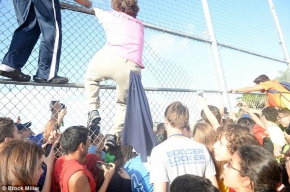 David Beckham,sao bóng đá hàng đầu thế giới,David Beckham bị fan vây kín