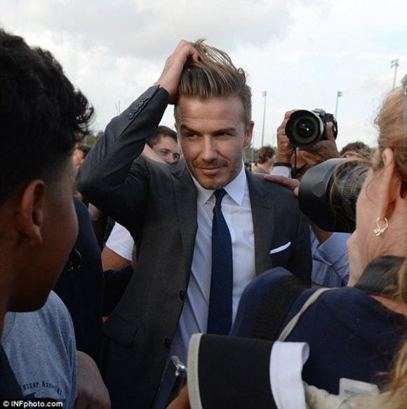 David Beckham,sao bóng đá hàng đầu thế giới,David Beckham bị fan vây kín