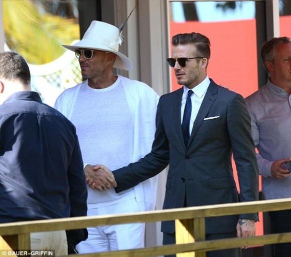 David Beckham,sao bóng đá hàng đầu thế giới,David Beckham bị fan vây kín